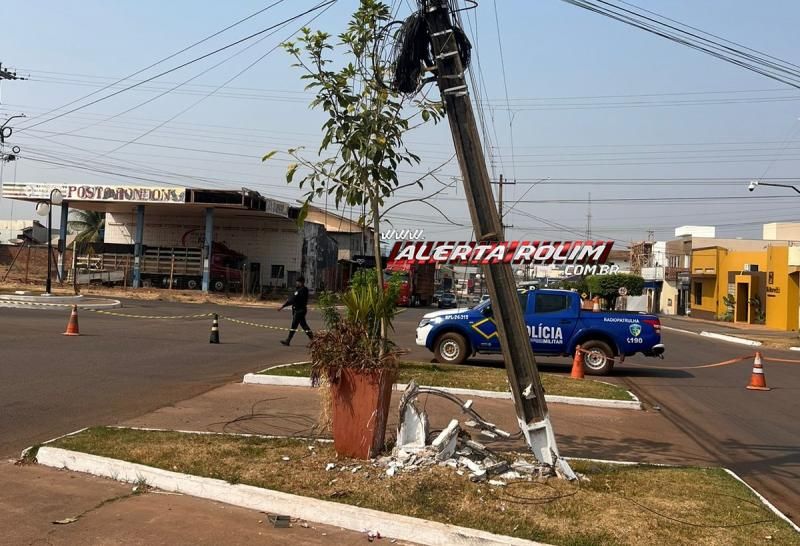 Motorista de caminhão, que dirigia embriagado, colidiu em poste, na área central de Rolim de Moura Motorista de caminhão, que dirigia embriagado, colidiu em poste, na área central de Rolim de Moura