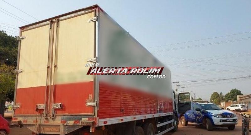 Motorista de caminhão, que dirigia embriagado, colidiu em poste, na área central de Rolim de Moura Motorista de caminhão, que dirigia embriagado, colidiu em poste, na área central de Rolim de Moura