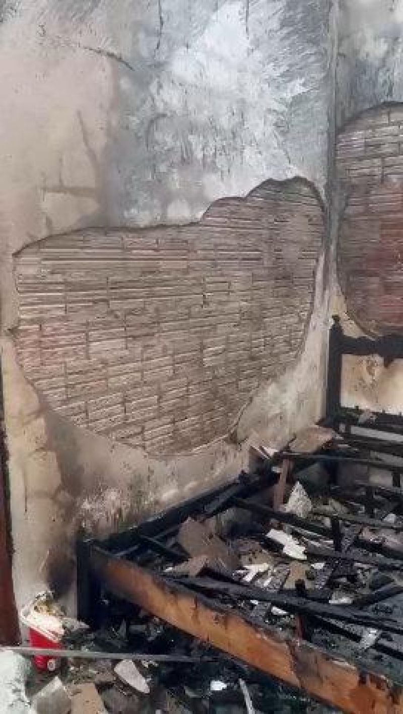 Após desentendimento entre casal, mulher ateou fogo em residência, em Jaru Após desentendimento entre casal, mulher ateou fogo em residência, em Jaru
