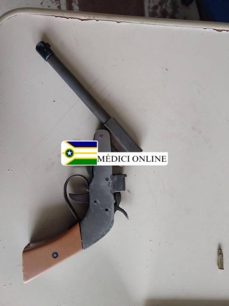 Casal evitou tragédia ao encontrar filho de 09 anos com duas armas de fogo, em Presidente Médici; armas foram jogadas por criminoso no quintal da família Casal evitou tragédia ao encontrar filho de 09 anos com duas armas de fogo, em Presidente Médici; armas foram jogadas por criminoso no quintal da família