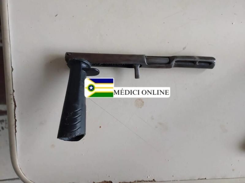 Casal evitou tragédia ao encontrar filho de 09 anos com duas armas de fogo, em Presidente Médici; armas foram jogadas por criminoso no quintal da família Casal evitou tragédia ao encontrar filho de 09 anos com duas armas de fogo, em Presidente Médici; armas foram jogadas por criminoso no quintal da família