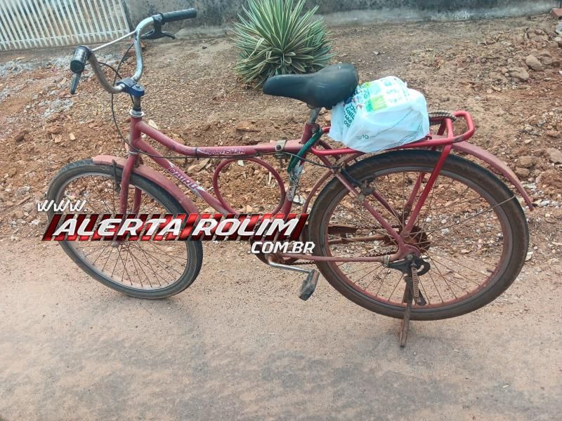 Idoso foi socorrido após ter bicicleta atingida por moto nesta manhã, em Rolim de Moura Idoso foi socorrido após ter bicicleta atingida por moto nesta manhã, em Rolim de Moura