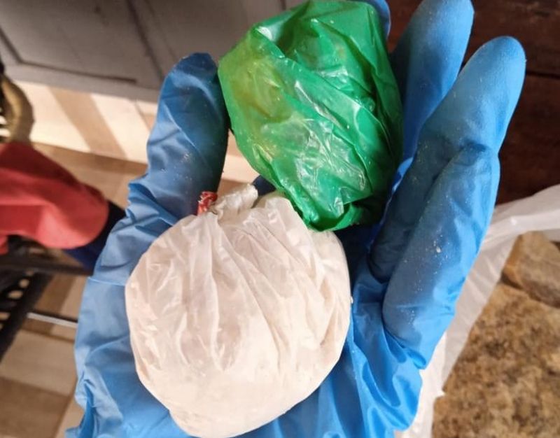 Operação Asfixia foi deflagrada pela PM e PC, em Cerejeiras; 04 pessoas foram presas e drogas, dinheiro e arma de fogo foram apreendidas Operação Asfixia foi deflagrada pela PM e PC, em Cerejeiras; 04 pessoas foram presas e drogas, dinheiro e arma de fogo foram apreendidas