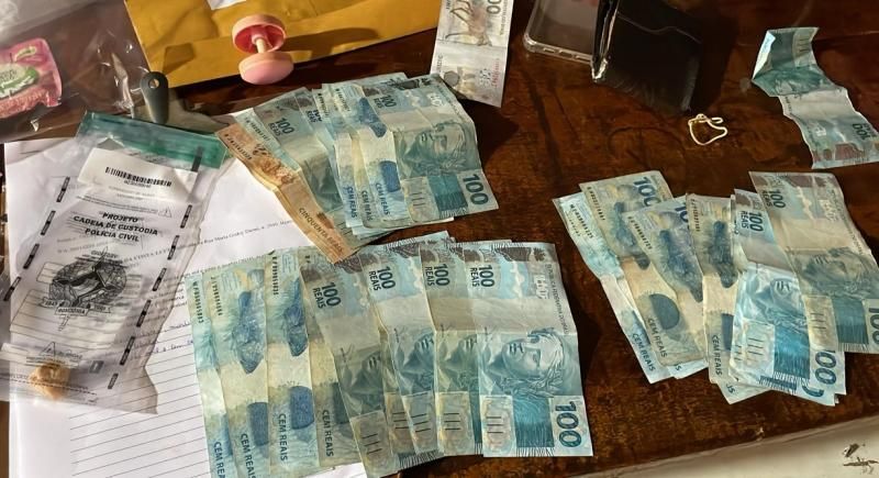 Operação Asfixia foi deflagrada pela PM e PC, em Cerejeiras; 04 pessoas foram presas e drogas, dinheiro e arma de fogo foram apreendidas Operação Asfixia foi deflagrada pela PM e PC, em Cerejeiras; 04 pessoas foram presas e drogas, dinheiro e arma de fogo foram apreendidas