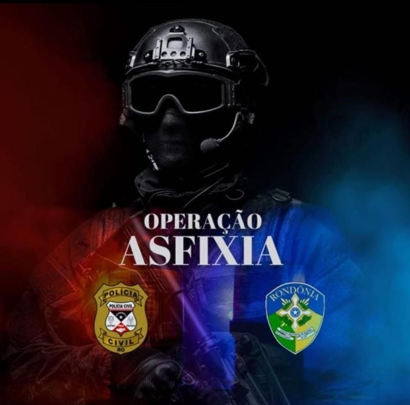 Operação Asfixia foi deflagrada pela PM e PC, em Cerejeiras; 04 pessoas foram presas e drogas, dinheiro e arma de fogo foram apreendidas Operação Asfixia foi deflagrada pela PM e PC, em Cerejeiras; 04 pessoas foram presas e drogas, dinheiro e arma de fogo foram apreendidas