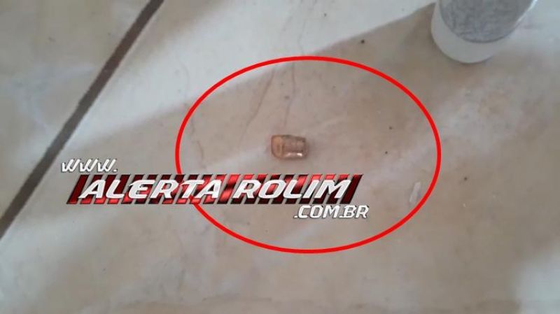 Residência no bairro Jardim Tropical foi alvo de tiros durante essa madrugada, em Rolim de Moura Residência no bairro Jardim Tropical foi alvo de tiros durante essa madrugada, em Rolim de Moura