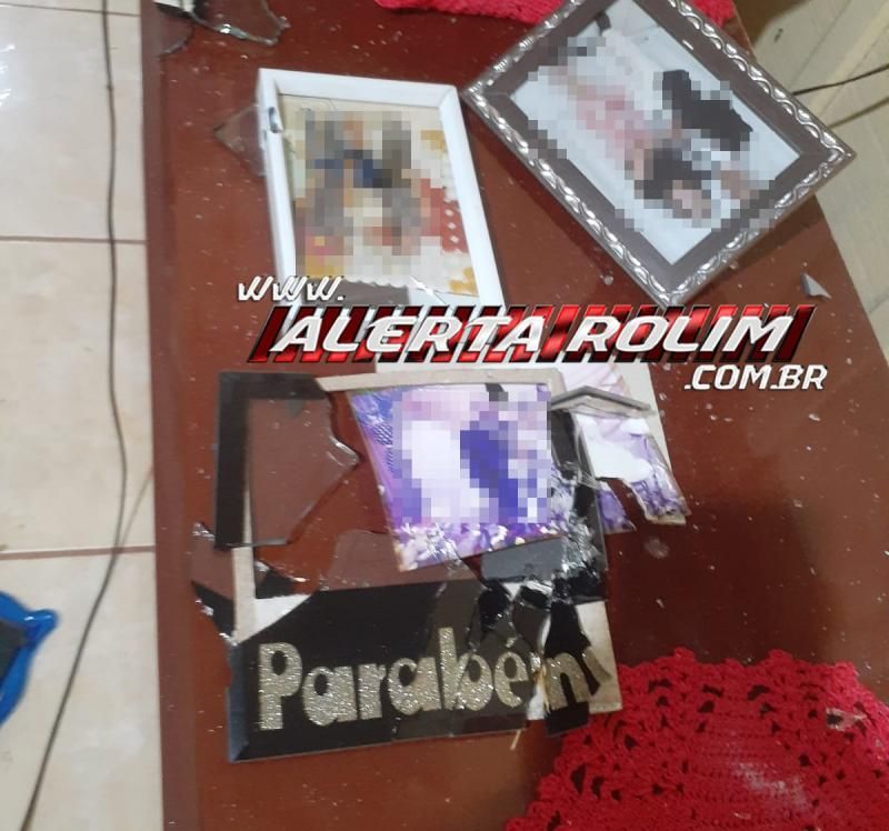 Residência no bairro Jardim Tropical foi alvo de tiros durante essa madrugada, em Rolim de Moura Residência no bairro Jardim Tropical foi alvo de tiros durante essa madrugada, em Rolim de Moura