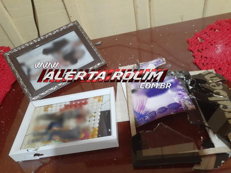 Residência no bairro Jardim Tropical foi alvo de tiros durante essa madrugada, em Rolim de Moura Residência no bairro Jardim Tropical foi alvo de tiros durante essa madrugada, em Rolim de Moura