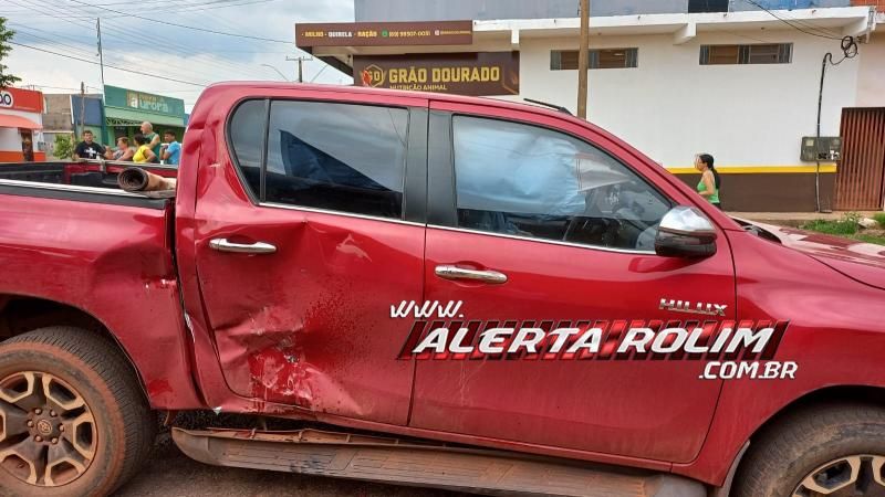 Acidente de trânsito envolvendo moto e caminhonete deixou um ferido nesta tarde, em Rolim de Moura Acidente de trânsito envolvendo moto e caminhonete deixou um ferido nesta tarde, em Rolim de Moura