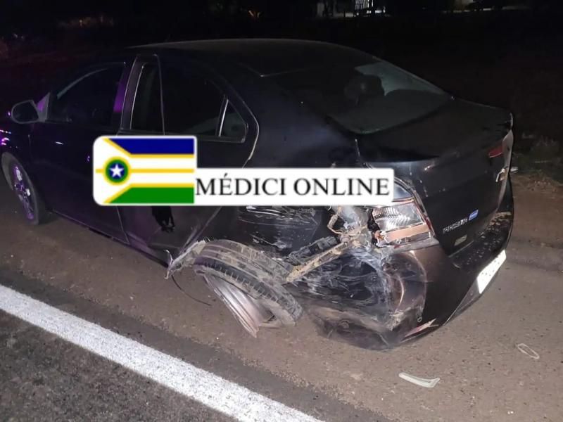 Após colidir na traseira de carro, condutor perdeu o controle da direção e capotou na BR 364, em Presidente Médici Após colidir na traseira de carro, condutor perdeu o controle da direção e capotou na BR 364, em Presidente Médici