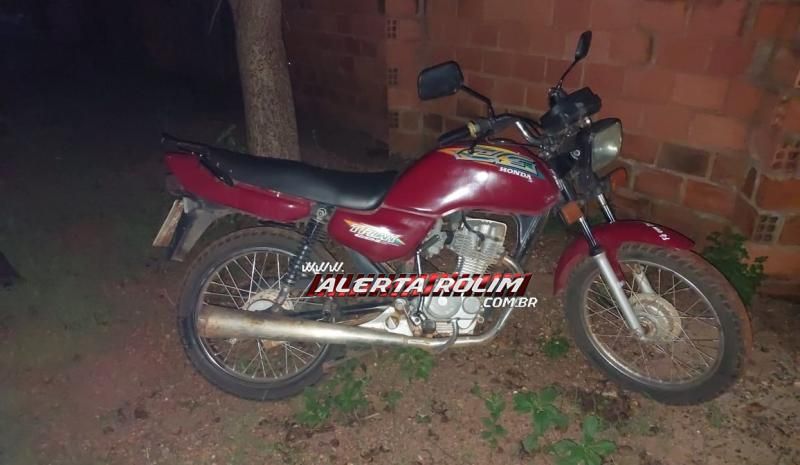 Carro e moto furtados foram recuperados pela Polícia Militar, nesta noite, em Rolim de Moura Carro e moto furtados foram recuperados pela Polícia Militar, nesta noite, em Rolim de Moura