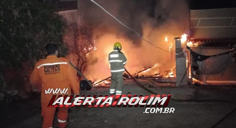 Incêndio em residência no Beira Rio foi registrado na noite de domingo, em Rolim de Moura - Vídeo Incêndio em residência no Beira Rio foi registrado na noite de domingo, em Rolim de Moura - Vídeo