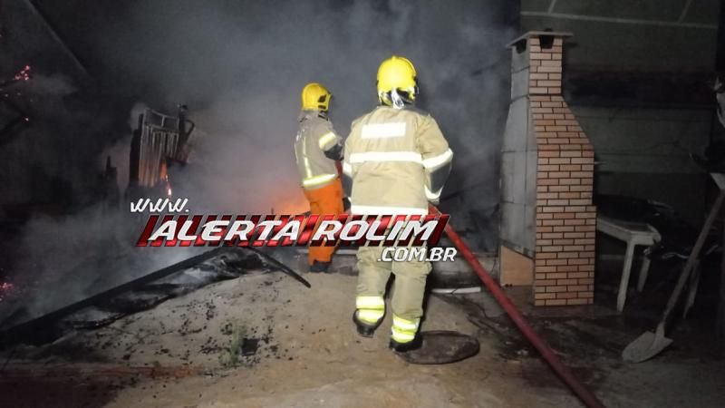 Incêndio em residência no Beira Rio foi registrado na noite de domingo, em Rolim de Moura - Vídeo Incêndio em residência no Beira Rio foi registrado na noite de domingo, em Rolim de Moura - Vídeo