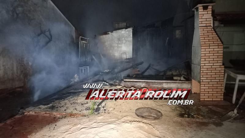 Incêndio em residência no Beira Rio foi registrado na noite de domingo, em Rolim de Moura - Vídeo Incêndio em residência no Beira Rio foi registrado na noite de domingo, em Rolim de Moura - Vídeo