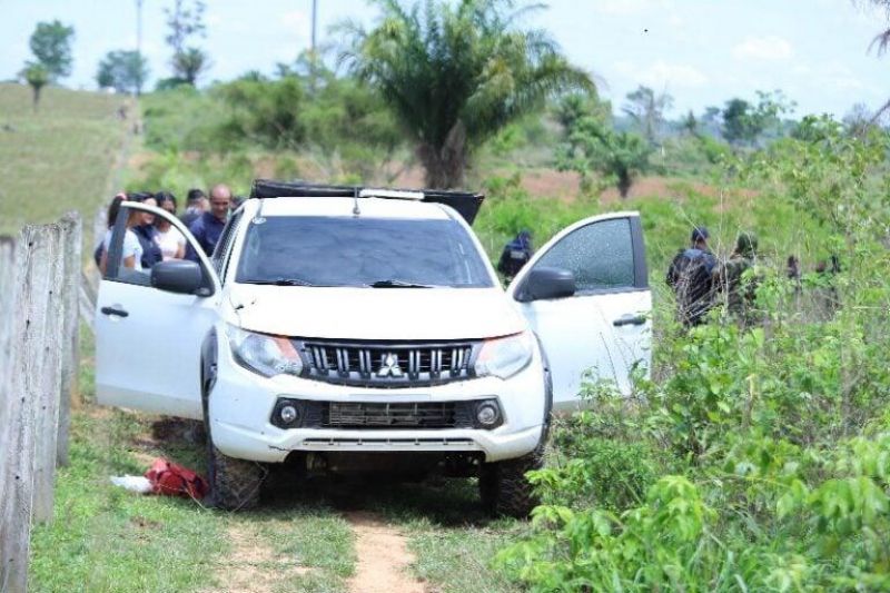 Quatro criminosos morreram durante confronto com a PM, após assalto em fazenda; quadrilha havia roubado quase 20 mil reais Quatro criminosos morreram durante confronto com a PM, após assalto em fazenda; quadrilha havia roubado quase 20 mil reais