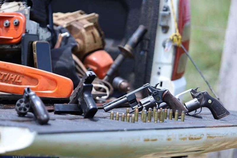 Quatro criminosos morreram durante confronto com a PM, após assalto em fazenda; quadrilha havia roubado quase 20 mil reais Quatro criminosos morreram durante confronto com a PM, após assalto em fazenda; quadrilha havia roubado quase 20 mil reais