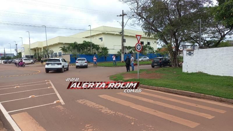 Acidente de trânsito em rotatória deixou duas pessoas feridas nesta manhã, em Rolim de Moura Acidente de trânsito em rotatória deixou duas pessoas feridas nesta manhã, em Rolim de Moura