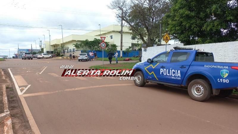 Acidente de trânsito em rotatória deixou duas pessoas feridas nesta manhã, em Rolim de Moura Acidente de trânsito em rotatória deixou duas pessoas feridas nesta manhã, em Rolim de Moura