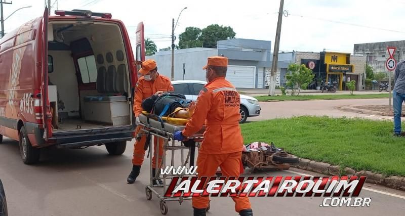 Acidente de trânsito em rotatória deixou duas pessoas feridas nesta manhã, em Rolim de Moura Acidente de trânsito em rotatória deixou duas pessoas feridas nesta manhã, em Rolim de Moura