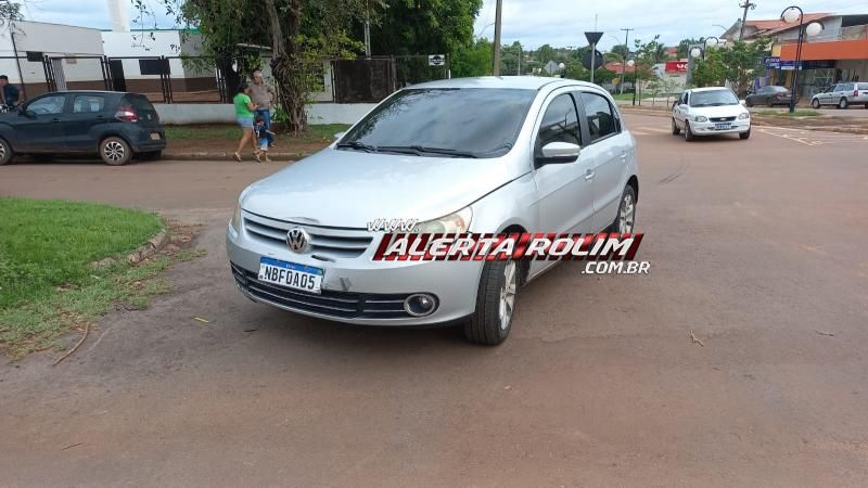 Acidente de trânsito em rotatória deixou duas pessoas feridas nesta manhã, em Rolim de Moura Acidente de trânsito em rotatória deixou duas pessoas feridas nesta manhã, em Rolim de Moura