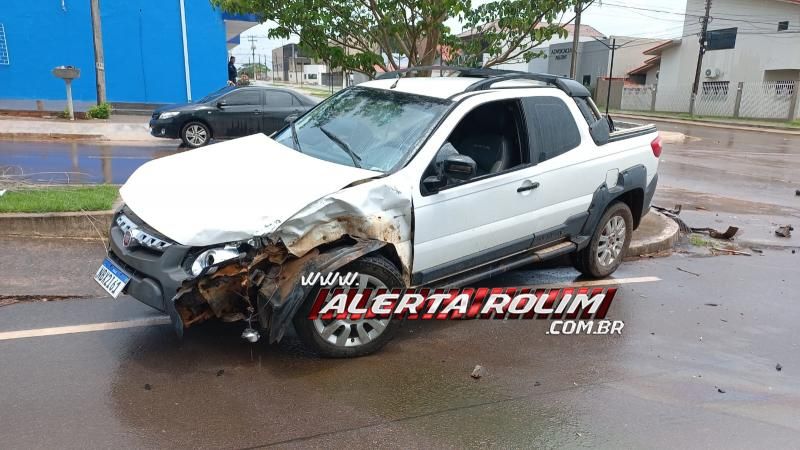 Acidente de trânsito envolvendo dois carros foi registrado nesta manhã, em Rolim de Moura Acidente de trânsito envolvendo dois carros foi registrado nesta manhã, em Rolim de Moura