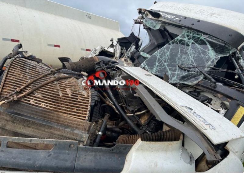 Acidente entre Carreta e Caçamba no Anel Viário de Ji- Paraná: Condutor Fica Ferido Acidente entre Carreta e Caçamba no Anel Viário de Ji- Paraná: Condutor Fica Ferido