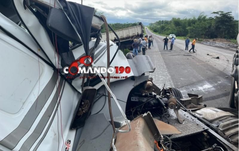 Acidente entre Carreta e Caçamba no Anel Viário de Ji- Paraná: Condutor Fica Ferido Acidente entre Carreta e Caçamba no Anel Viário de Ji- Paraná: Condutor Fica Ferido