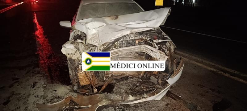 Carro teve princípio de incêndio após colidir na traseira de carreta na BR-364, em Presidente Médici Carro teve princípio de incêndio após colidir na traseira de carreta na BR-364, em Presidente Médici