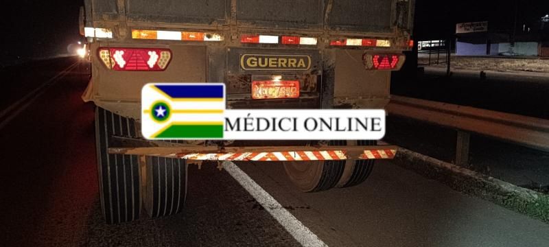 Carro teve princípio de incêndio após colidir na traseira de carreta na BR-364, em Presidente Médici Carro teve princípio de incêndio após colidir na traseira de carreta na BR-364, em Presidente Médici