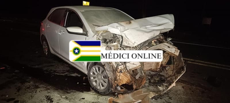 Carro teve princípio de incêndio após colidir na traseira de carreta na BR-364, em Presidente Médici Carro teve princípio de incêndio após colidir na traseira de carreta na BR-364, em Presidente Médici