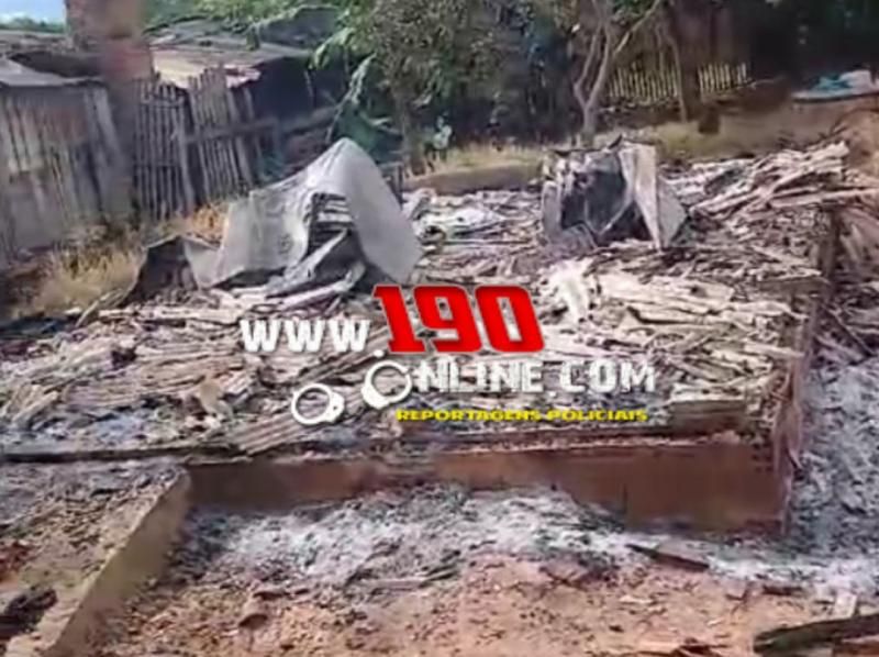 Casa foi consumida por incêndio nesta madrugada em Alta Floresta do Oeste; veja o vídeo Casa foi consumida por incêndio nesta madrugada em Alta Floresta do Oeste; veja o vídeo