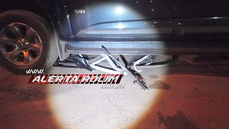 Dois adolescentes foram socorridos após terem bicicleta atingida por caminhonete no bairro Planalto, em Rolim de Moura Dois adolescentes foram socorridos após terem bicicleta atingida por caminhonete no bairro Planalto, em Rolim de Moura