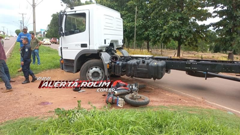 Grave acidente de trânsito deixou condutor de moto com fratura nas duas pernas, em Rolim de Moura Grave acidente de trânsito deixou condutor de moto com fratura nas duas pernas, em Rolim de Moura