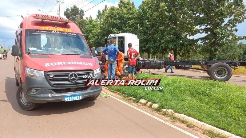 Grave acidente de trânsito deixou condutor de moto com fratura nas duas pernas, em Rolim de Moura Grave acidente de trânsito deixou condutor de moto com fratura nas duas pernas, em Rolim de Moura
