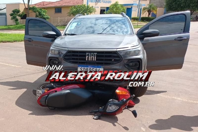 Mãe e filho foram socorridos após acidente de trânsito nesta manhã, em Rolim de Moura Mãe e filho foram socorridos após acidente de trânsito nesta manhã, em Rolim de Moura