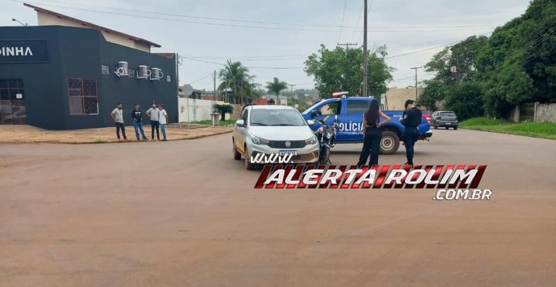 Motociclista foi socorrido pelos bombeiros, após acidente entre carro e moto, na área central de Rolim de Moura Motociclista foi socorrido pelos bombeiros, após acidente entre carro e moto, na área central de Rolim de Moura