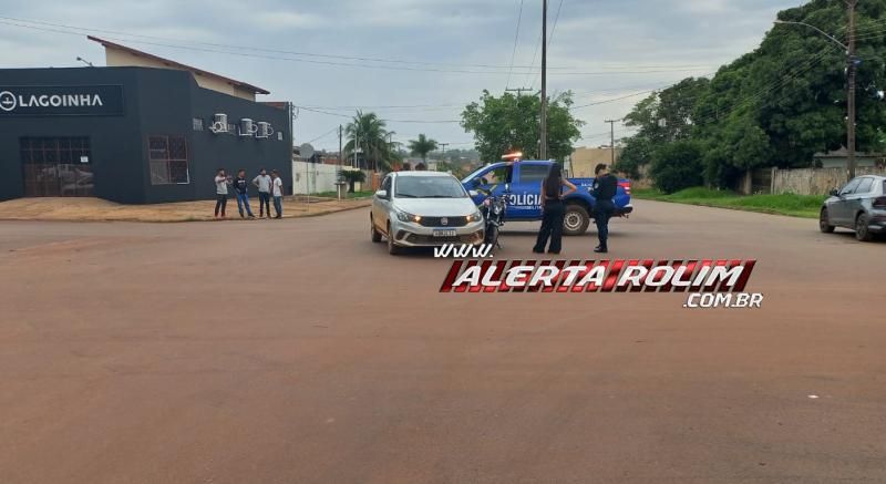 Motociclista foi socorrido pelos bombeiros, após acidente entre carro e moto, na área central de Rolim de Moura Motociclista foi socorrido pelos bombeiros, após acidente entre carro e moto, na área central de Rolim de Moura