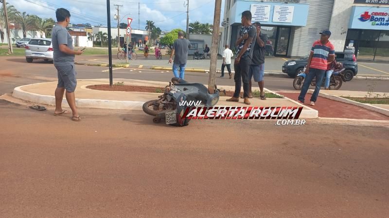 Acidente de trânsito em rotatória deixou condutora de moto ferida nesta manhã, em Rolim de Moura Acidente de trânsito em rotatória deixou condutora de moto ferida nesta manhã, em Rolim de Moura