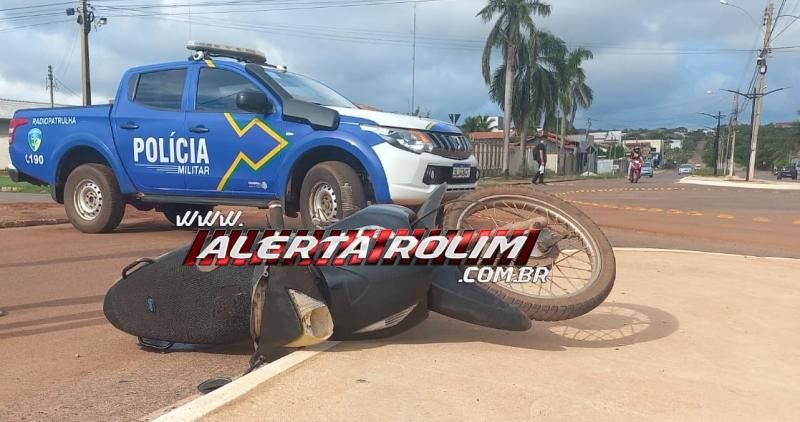 Acidente de trânsito em rotatória deixou condutora de moto ferida nesta manhã, em Rolim de Moura Acidente de trânsito em rotatória deixou condutora de moto ferida nesta manhã, em Rolim de Moura