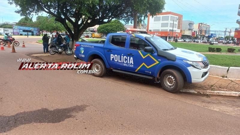 Acidente de trânsito envolvendo carro e moto foi registrado nesta manhã pela Polícia Militar, em Rolim de Moura Acidente de trânsito envolvendo carro e moto foi registrado nesta manhã pela Polícia Militar, em Rolim de Moura