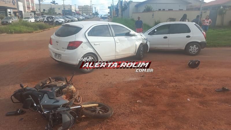 Acidente de trânsito envolvendo dois carros e uma moto foi registrado no penúltimo dia do ano, em Rolim de Moura Acidente de trânsito envolvendo dois carros e uma moto foi registrado no penúltimo dia do ano, em Rolim de Moura