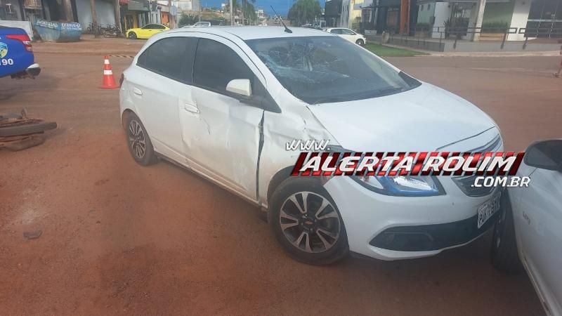 Acidente de trânsito envolvendo dois carros e uma moto foi registrado no penúltimo dia do ano, em Rolim de Moura Acidente de trânsito envolvendo dois carros e uma moto foi registrado no penúltimo dia do ano, em Rolim de Moura