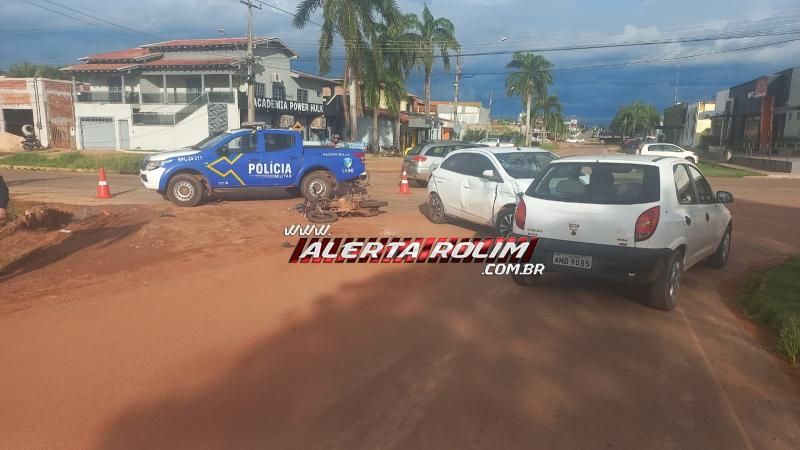 Acidente de trânsito envolvendo dois carros e uma moto foi registrado no penúltimo dia do ano, em Rolim de Moura Acidente de trânsito envolvendo dois carros e uma moto foi registrado no penúltimo dia do ano, em Rolim de Moura