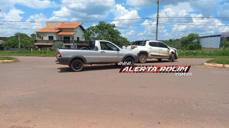Acidente de trânsito envolvendo dois carros foi registrado próximo ao parque de exposições, em Rolim de Moura Acidente de trânsito envolvendo dois carros foi registrado próximo ao parque de exposições, em Rolim de Moura