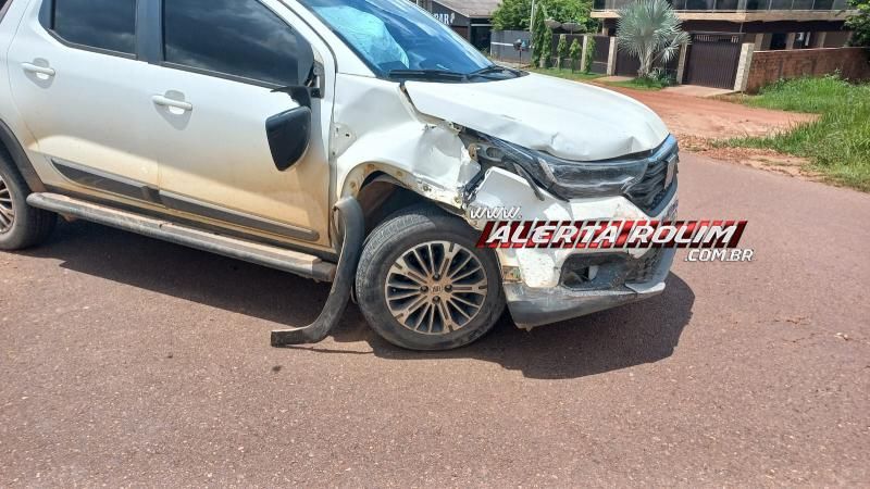 Acidente de trânsito envolvendo dois carros foi registrado próximo ao parque de exposições, em Rolim de Moura Acidente de trânsito envolvendo dois carros foi registrado próximo ao parque de exposições, em Rolim de Moura