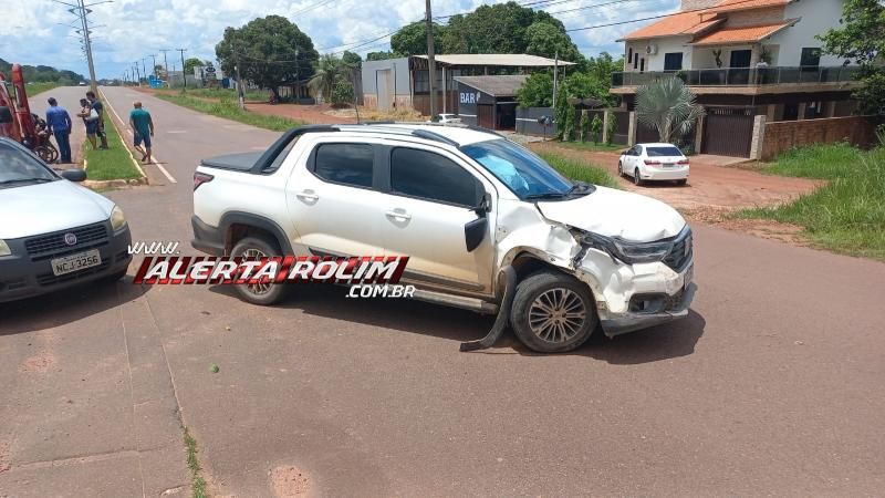 Acidente de trânsito envolvendo dois carros foi registrado próximo ao parque de exposições, em Rolim de Moura Acidente de trânsito envolvendo dois carros foi registrado próximo ao parque de exposições, em Rolim de Moura