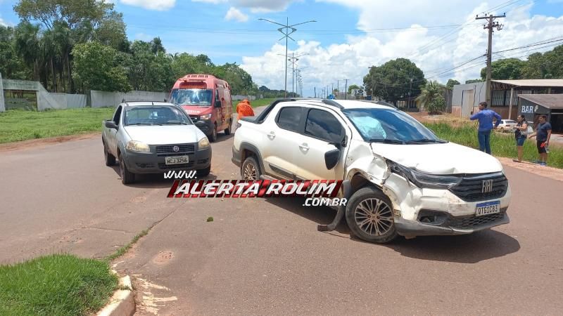 Acidente de trânsito envolvendo dois carros foi registrado próximo ao parque de exposições, em Rolim de Moura Acidente de trânsito envolvendo dois carros foi registrado próximo ao parque de exposições, em Rolim de Moura