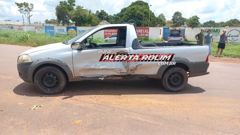 Acidente de trânsito envolvendo dois carros foi registrado próximo ao parque de exposições, em Rolim de Moura Acidente de trânsito envolvendo dois carros foi registrado próximo ao parque de exposições, em Rolim de Moura