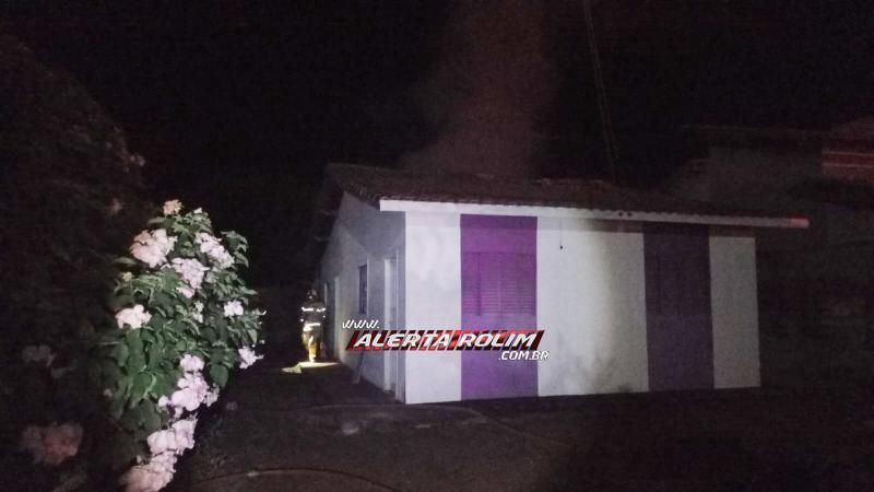 Bombeiros combateram incêndio em residência durante essa madrugada no bairro Cidade Alta, em Rolim de Moura Bombeiros combateram incêndio em residência durante essa madrugada no bairro Cidade Alta, em Rolim de Moura