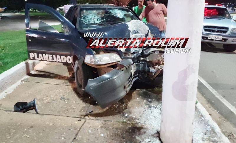 Carro colidiu violentamente contra poste durante essa madrugada em Rolim de Moura; vítimas foram socorridas e transferidas para o HEURO Carro colidiu violentamente contra poste durante essa madrugada em Rolim de Moura; vítimas foram socorridas e transferidas para o HEURO
